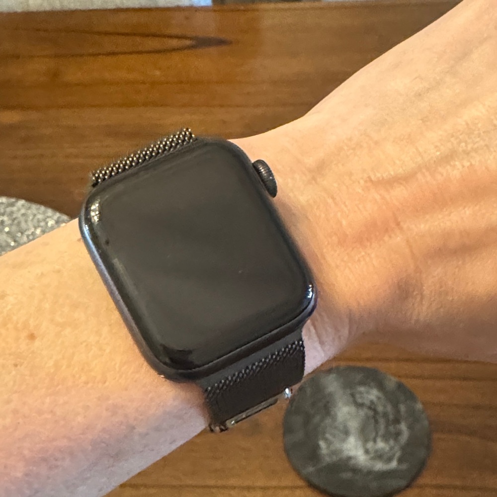 Apple Watch Series 6 (40mm, GPS) + Graphite Milanese Loop Band – Great Condition